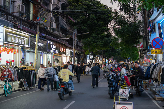 服で溢れている街