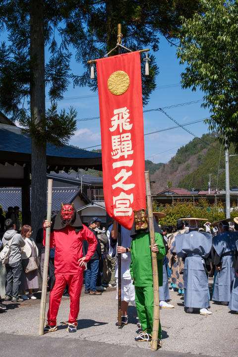 行列の先頭の鬼と旗