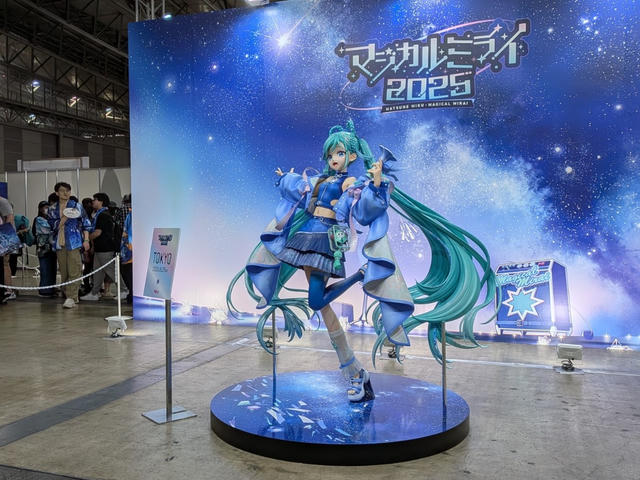 企画展に展示されていたミクさんの等身大立像