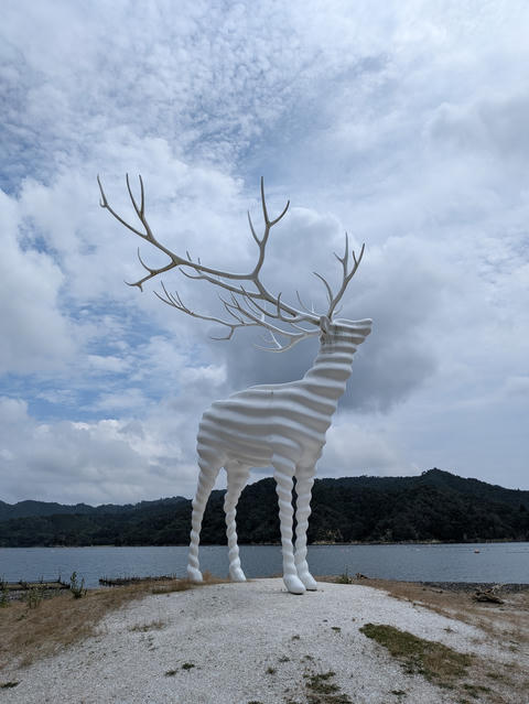 大きな白い鹿の立像